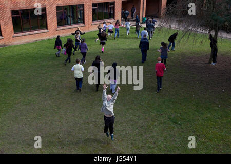 8. Klasse 8SFA, Saxon Hall, Stantonbury Campus: Dexter springt in die Luft wie der Rest der Klasse Kopf zurück zum Sächsischen Saal nach ihren Gruppenbild.    Foto: Mike Goldwater Stockfoto