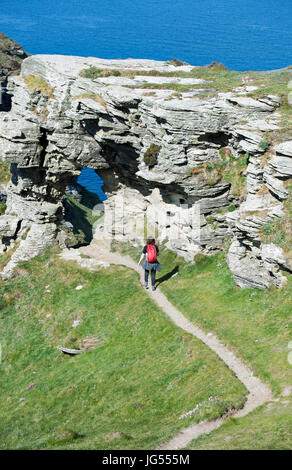 Weibliche Wanderer auf dem South West Coast Path an Damen-Fenster in der Nähe von Boscastle in Cornwall, England, UK Stockfoto