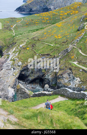Touristen in Tintagel in Cornwall, England, UK Stockfoto