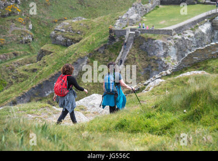 Touristen in Tintagel in Cornwall, England, UK Stockfoto