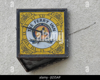 Ferry Inn Renfrew in der Nähe von Glasgow Tennents Lager Wellpark Brauerei Vintage Pub Uhr Stockfoto