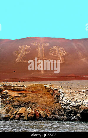 Alte Mann verrückt Skulpturen Schnitzen in den roten Sand in der Nähe von den Ballestas-Inseln in der Nähe von Pisco, Peru auf 23.03.2014 Stockfoto