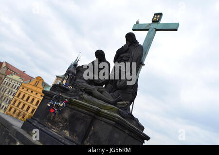 Statue von der Beweinung Christi auf der Karlsbrücke in Prag, Tschechische Republik Stockfoto