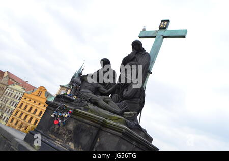 Statue von der Beweinung Christi auf der Karlsbrücke in Prag, Tschechische Republik Stockfoto