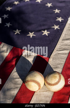 Ein Baseball auf einem Vintage Betsy Ross American flag Stockfoto