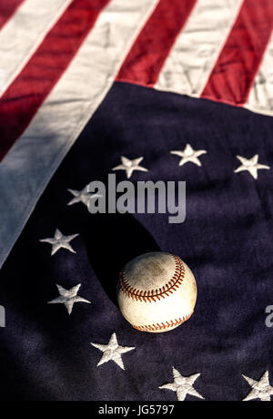 Ein Baseball auf einem Vintage Betsy Ross American flag Stockfoto