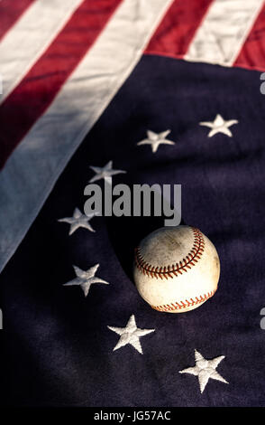 Ein Baseball auf einem Vintage Betsy Ross American flag Stockfoto