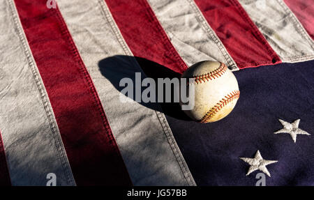 Ein Baseball auf einem Vintage Betsy Ross American flag Stockfoto