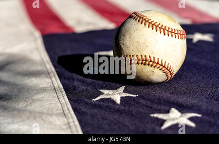 Ein Baseball auf einem Vintage Betsy Ross American flag Stockfoto