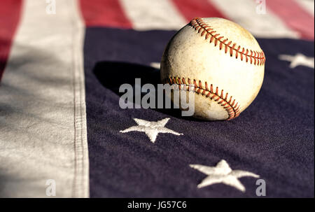 Ein Baseball auf einem Vintage Betsy Ross American flag Stockfoto