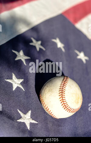 Ein Baseball auf einem Vintage Betsy Ross American flag Stockfoto