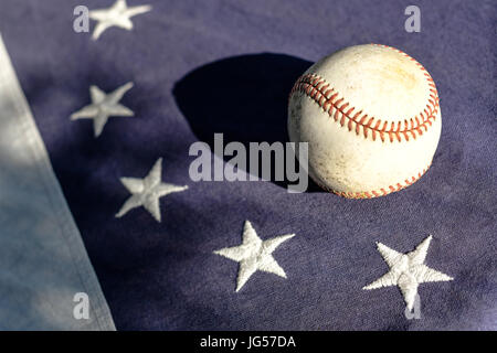 Ein Baseball auf einem Vintage Betsy Ross American flag Stockfoto