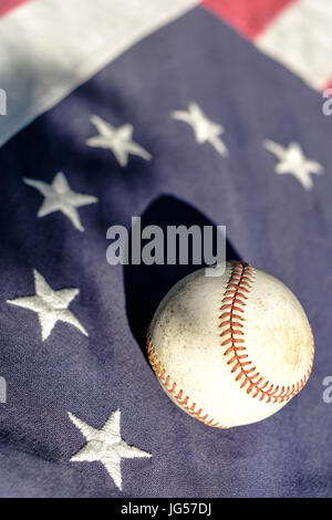 Ein Baseball auf einem Vintage Betsy Ross American flag Stockfoto