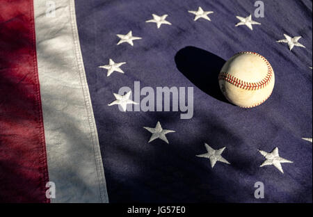 Ein Baseball auf einem Vintage Betsy Ross American flag Stockfoto