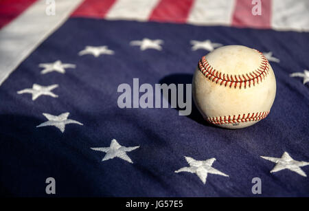 Ein Baseball auf einem Vintage Betsy Ross American flag Stockfoto