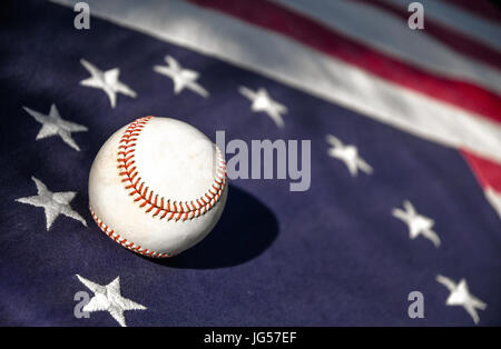 Ein Baseball auf einem Vintage Betsy Ross American flag Stockfoto