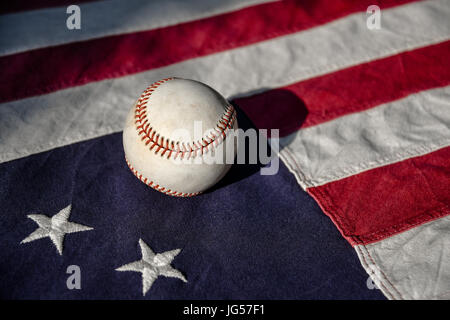 Ein Baseball auf einem Vintage Betsy Ross American flag Stockfoto