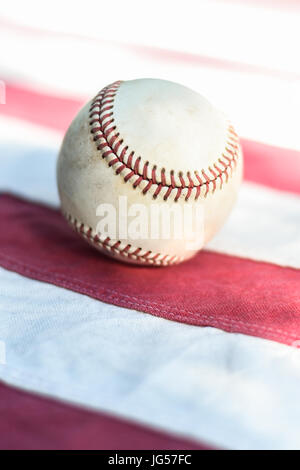Ein Baseball auf einem Vintage Betsy Ross American flag Stockfoto