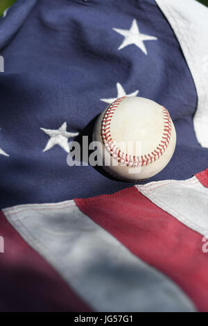 Ein Baseball auf einem Vintage Betsy Ross American flag Stockfoto