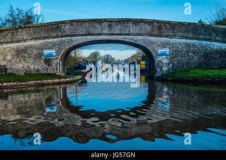 Shropshire Union Canal Brücke an einer t-Kreuzung mit Spiegelbild im Wasser Stockfoto
