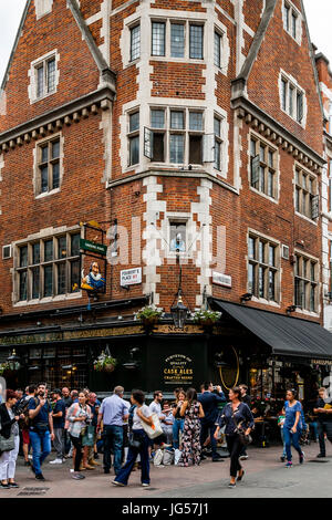 Menschen trinken außerhalb der Shakespeare Head Pub, Great Marlborough Street Off Carnaby Street, London, UK Stockfoto