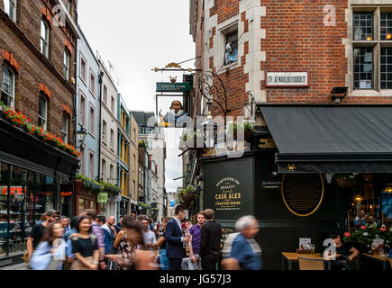 Menschen trinken außerhalb der Shakespeare Head Pub, Great Marlborough Street Off Carnaby Street, London, UK Stockfoto