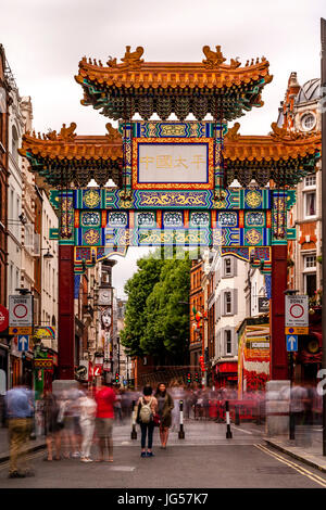 Das neue Chinatown Tor auf Wardour Street, Eingang zu Chinatown, London, UK Stockfoto