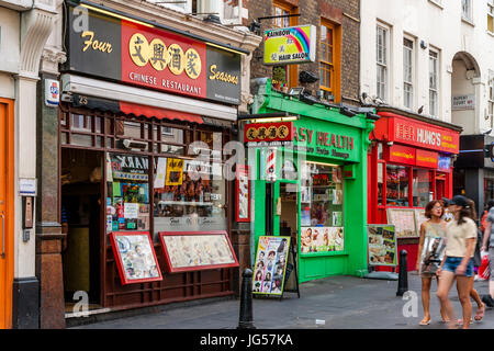 Chinesische Restaurants und Geschäfte auf Wardour Street, Chinatown, London, UK Stockfoto