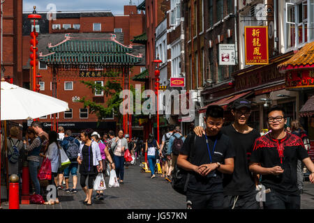 Menschen beim Einkaufen In der Gerrard Street, Chinatown, London, UK Stockfoto