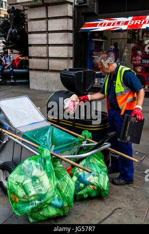 Ein Rat Arbeiter sammelt Müll von einem Lagerplatz, Piccadilly Circus, London, UK Stockfoto