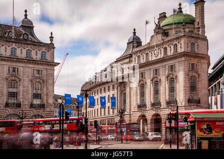 Blick in Richtung Rathausplatz vom Piccadilly Circus, London, UK Stockfoto