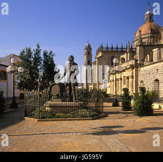 JEREZ Statue von Manuel Maria Gonzalez Angel mit Tio Pepe Sherry Fass zwischen Bodega Gonzalez Byass und der Kathedrale von Jerez Andalucía, Spanien. Stockfoto