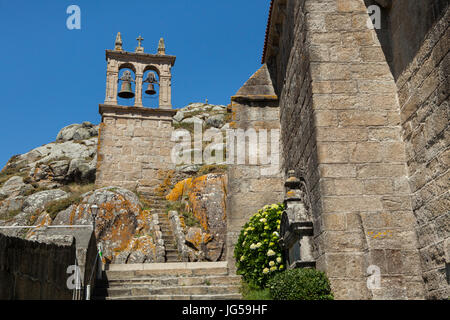 Glockenturm der Igrexa de Santa María de Muxía (Kirche von Santa María de Muxía) in Muxía, Galicien, Spanien. Stockfoto