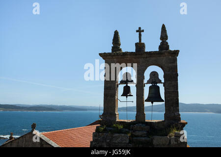 Glockenturm der Igrexa de Santa María de Muxía (Kirche der Jungfrau Maria von Muxía) an der Küste des Atlantischen Ozeans in Muxía, Galicien, Spanien. Stockfoto