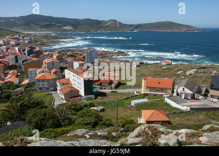 Stadt von Muxía an der Küste des Atlantischen Ozeans, bekannt als der Costa De La Muerte (Todesküste), im Bild vom Monte Corpiño in Galizien, Spanien. Stockfoto