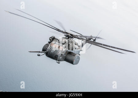 Ein Hubschrauber der US-Marine MH-53E Sea Dragon führt eine Luft tanken bei einem Übungsflug 21. Juni 2017 vor der Küste von Cherry Point, North Carolina.    (Foto: Cody J. Ohira via Planetpix) Stockfoto