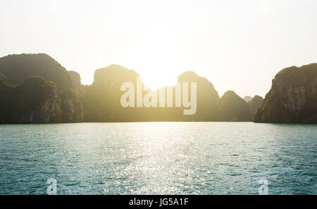 Blick auf den romantischen Sonnenuntergang von der Halong-Bucht Kreuzfahrt in Vietnam Stockfoto