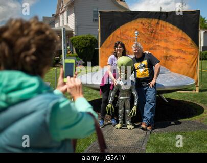 Die Besucher haben ihre Foto vor einer alien Statue und Skulptur von einem UFO, eingerichtet für die Mars neue Jahre Feier 5. Mai 2017 in Mars, Pennsylvania. Die Stadt ist Gastgeber für zwei Tage des Stamm-Aktivitäten.    (Foto von Bill Ingalls über Planetpix) Stockfoto