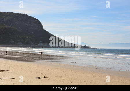 Weite Strände und Berge umarmen die Küste in der False Bay-Vorort von Fish Hoek, südlich von Kapstadt am Westkap von Südafrika. Stockfoto