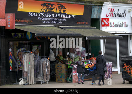 ethnische Shop afrikanischen Great Western Road Glasgow Scotland UK weißen Familie Fußgänger auf der Straße Stockfoto