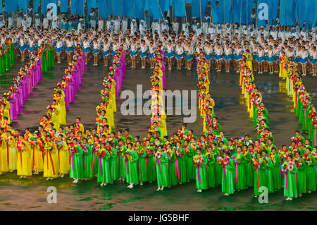 Tänzer und Acorbats im Arirang, die Masse Spiele von Nordkorea Stockfoto