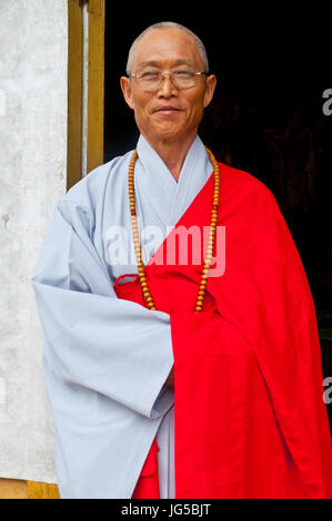 Alter Mönch in Buddisth Pohyon-Tempel, Mount Myohyang-San, Nordkorea Stockfoto