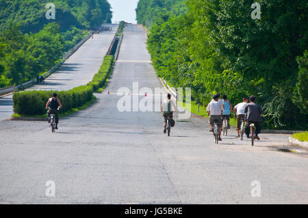 Radfahrer auf einer leeren Autobahn, Nordkorea Stockfoto