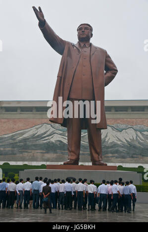 Besucher der 20 Meter hohe Bronzestatue von Kim Il-Sung am Mansudae, Pyongyang, Nordkorea Stockfoto