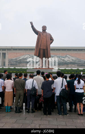 Besucher der 20 Meter hohe Bronzestatue von Kim Il-Sung am Mansudae, Pyongyang, Nordkorea Stockfoto