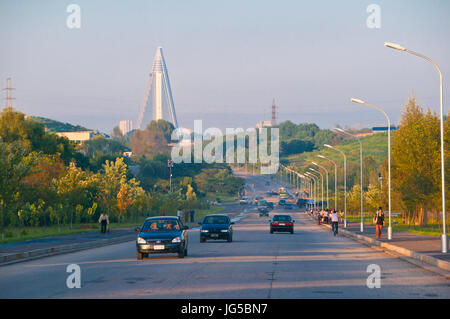 Blick auf die Skyline von Pjöngjang mit dem Ryugyong Hotel, Pyongyang, Nordkorea Stockfoto