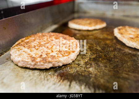 Hamburger Bratlinge gebraten im restaurant Stockfoto