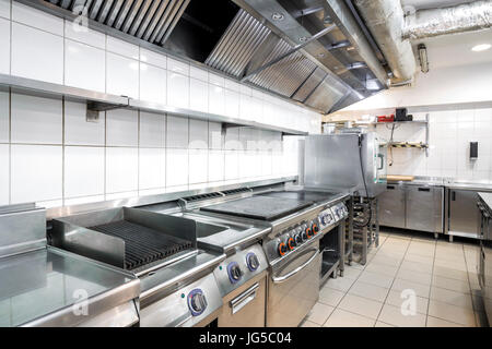 Moderne Küche im Restaurant mit Edelstahl Geräte Stockfoto