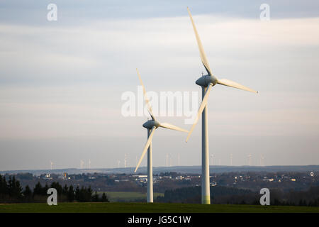 Viele moderne Windmühlen in Simmerath, Deutschland, Europa Stockfoto