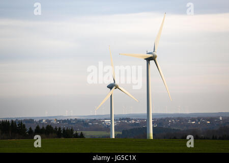 Viele moderne Windmühlen in Simmerath, Deutschland, Europa Stockfoto